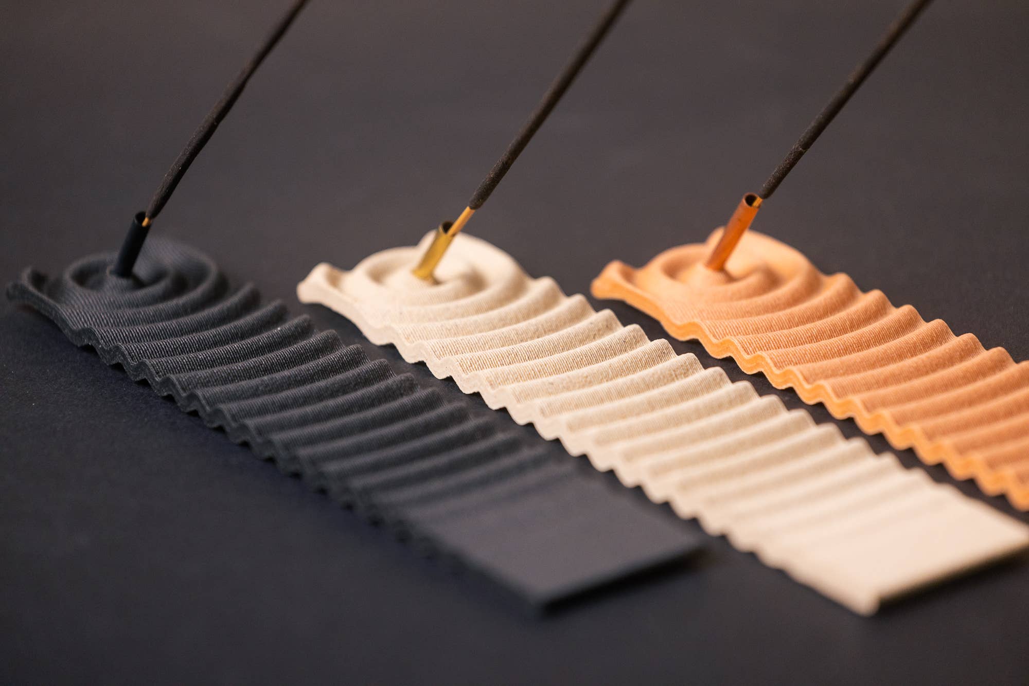 Copo Design – Großhandel Räucherstäbchenhalter – Räucherstäbchenhalter aus Holz mit Metalleinsatz – gewellt3