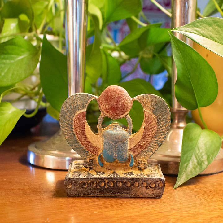 Discoveries, Inc. - Vendita all'ingrosso Statuette decorative - Statua di Scarabeo Alato - Colorata - 3,5" - Dio Egizio