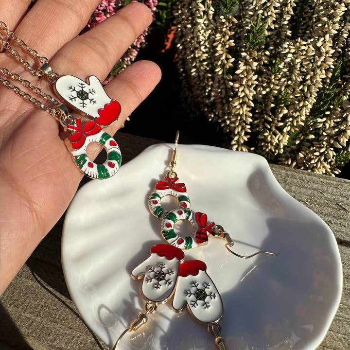 Gemscape UK - Wholesale Jewelry Set - Christmas Jewellery Set - Mittens & Wraith Necklace & Studs9