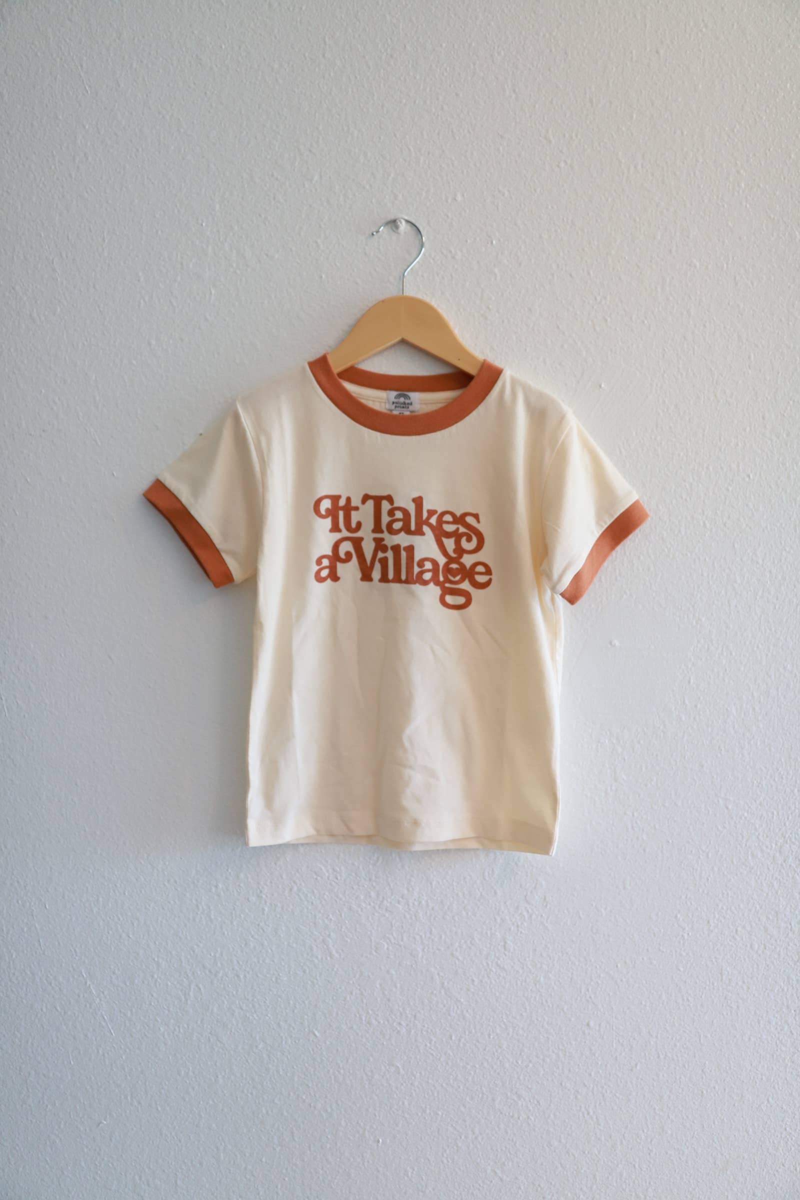 Polished Prints - Vente T-shirt sérigraphié – enfant - It Takes a Village, T-shirt graphique, vêtements pour enfants, T-shirt1