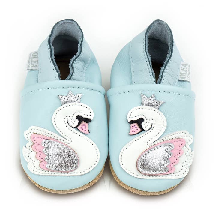 Chaussures bébé en cuir souple avec motif cygne pour la vente par Olea London Ltd