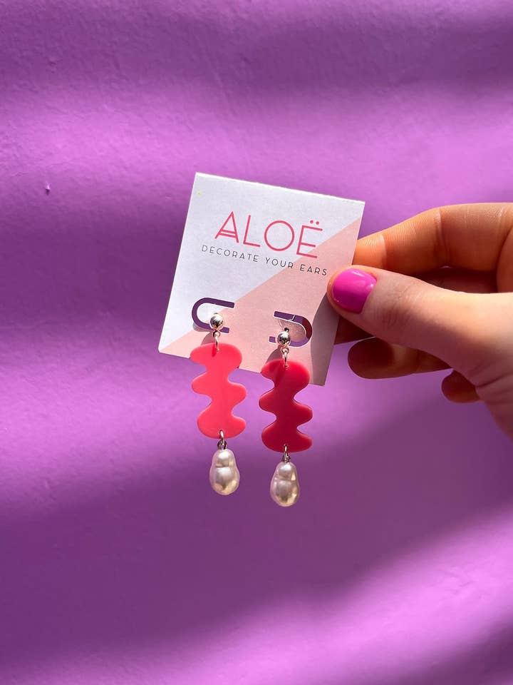 Silver Pink Pearl Wavy Stud Earrings for wholesale by Aloë Earrings