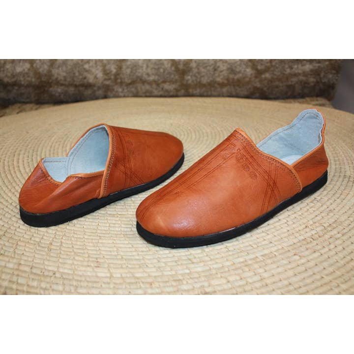 Boutique Huléti – Engroshandel Tøfler - Dame – Sutsko i kamellæder med gummisåler - foldbare hæle - "Reverse Stitch" syning - til mænd og kvinder, størrelser 40-462