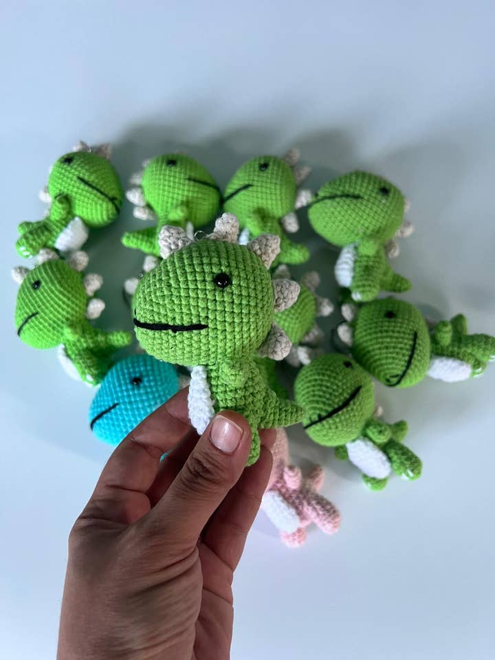 dinosauro t-rex all'uncinetto, giocattolo imbottito amigurumi per la vendita all'ingrosso da parte di Emel Crochet