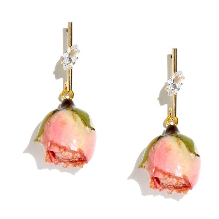 *FLEUR RÉELLE* Boucles d'oreilles pendantes bouton de rose Rosa Brillante avec tige dorée et feuille en cristal pour la vente par I'MMANY London