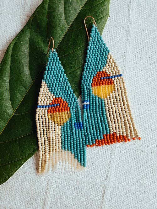 Boucles d'oreilles pendantes tissées à la main Sol avec perles de verre japonaises pour la vente par Weave Gold