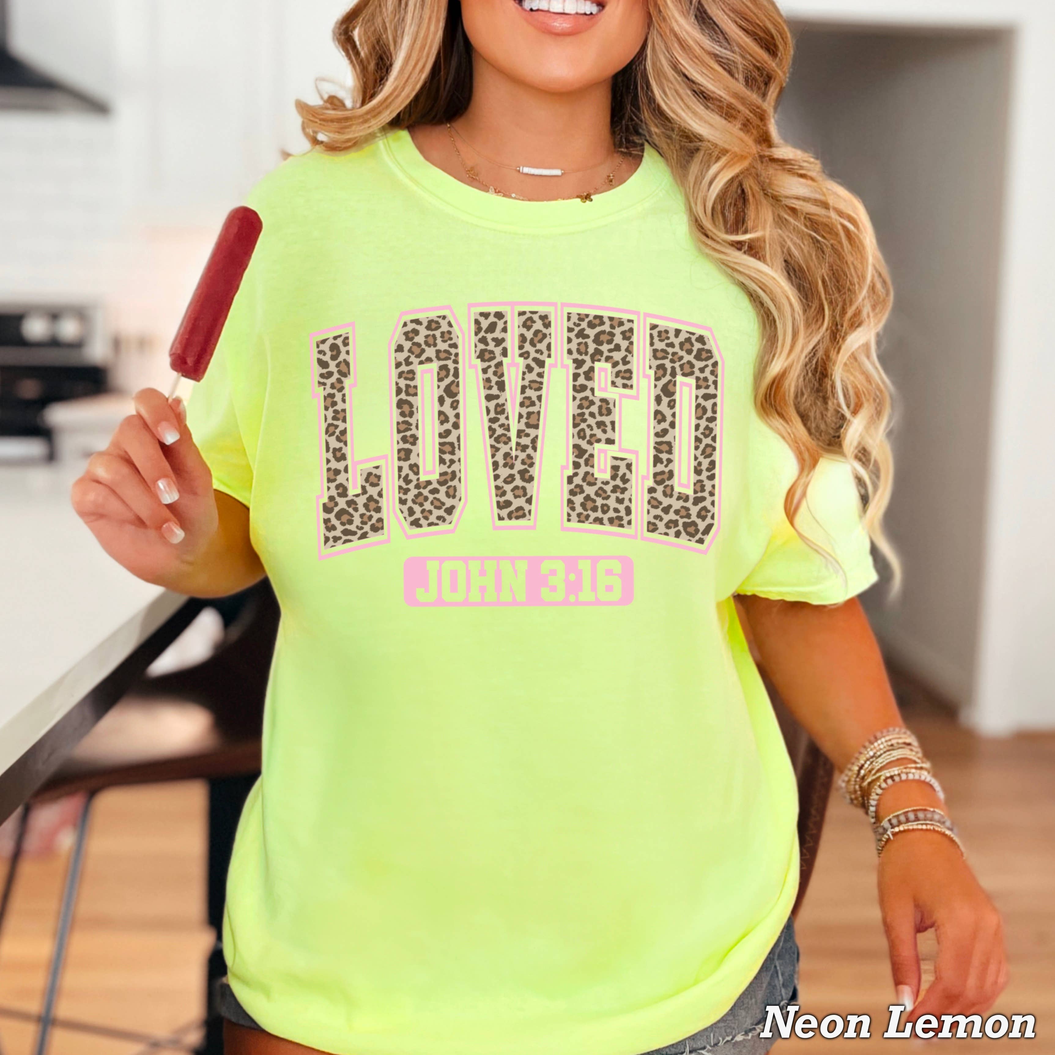 Shoppe SHC – Großhandel T-Shirt mit Siebdruck – Damen – Leopard Liebte Valentinstag Shirt | Comfort Colors24