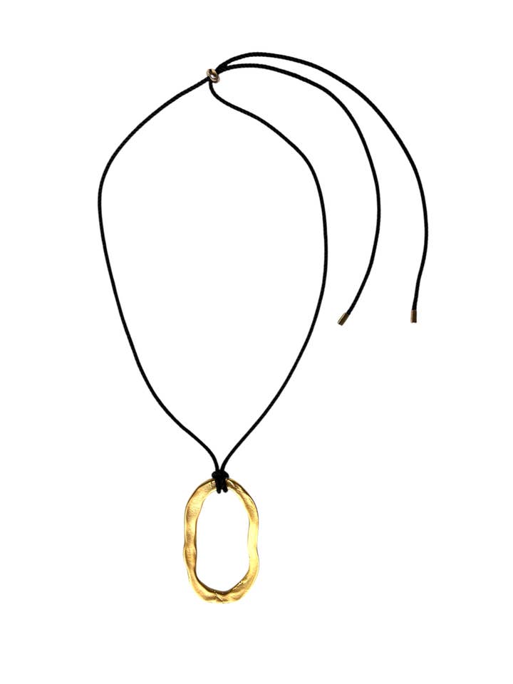 Collana in corda nera Izzie con pendente organico per la vendita all'ingrosso da parte di Nora James jewelry