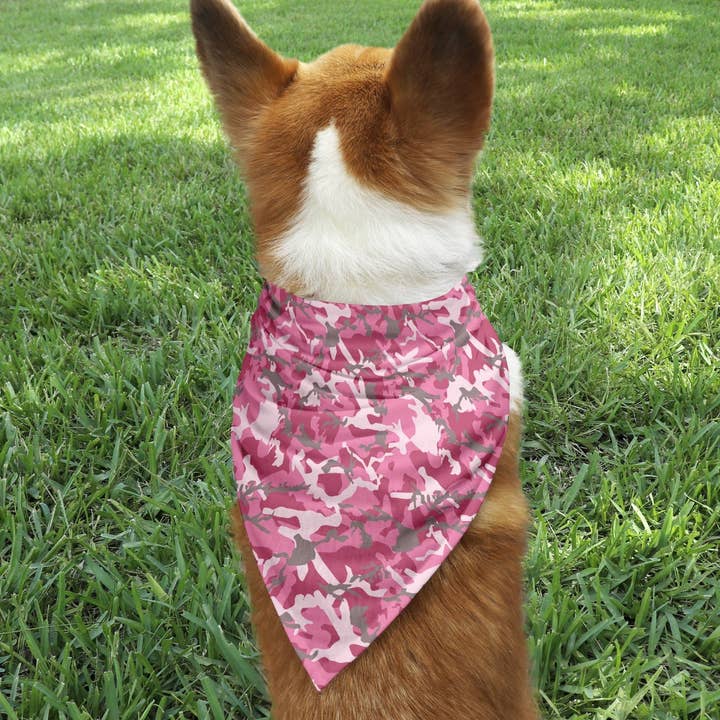 Bandana rose camouflage pour chien pour la vente par Potter's Printing