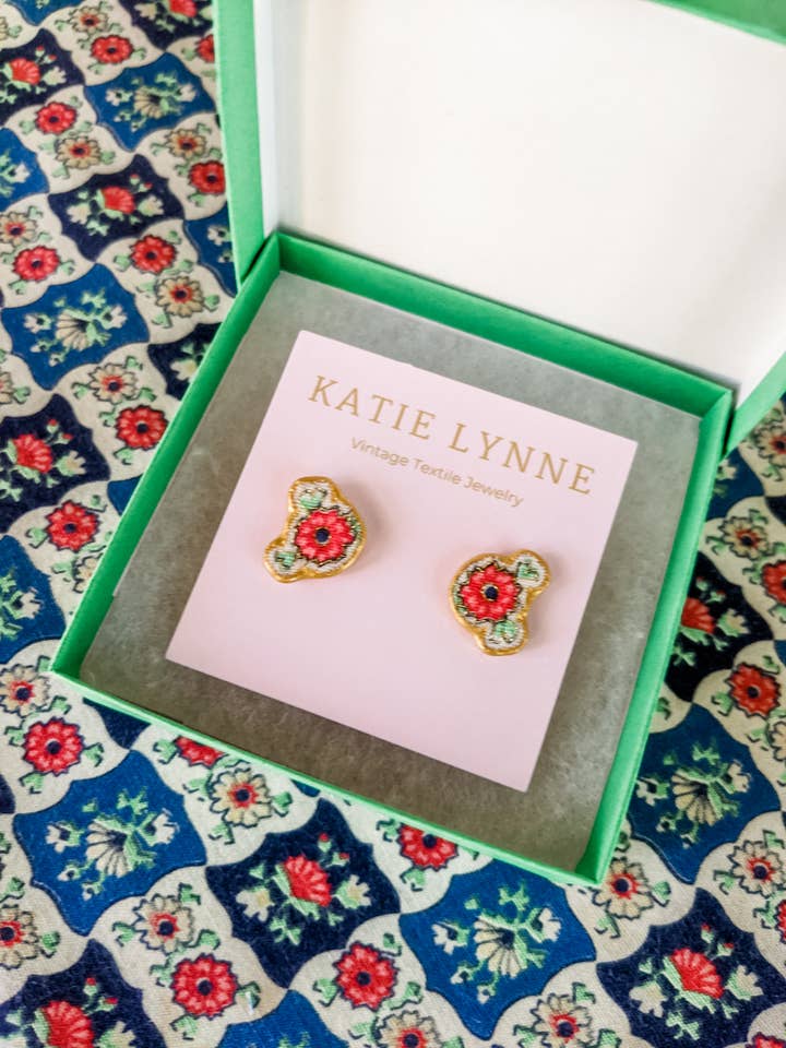 Jane Stud Ohrring für den Großhandel von Katie Lynne - Vintage Textile Jewelry