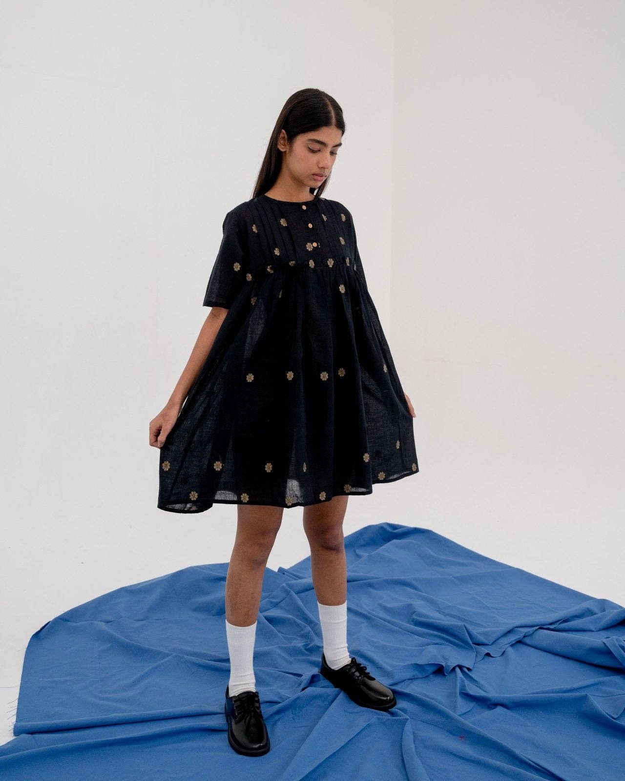 Thuli – Engroshandel Kjole - Dame – Sort håndvævet minikjole - Blomstret feriekjole - Brooklyn baby3