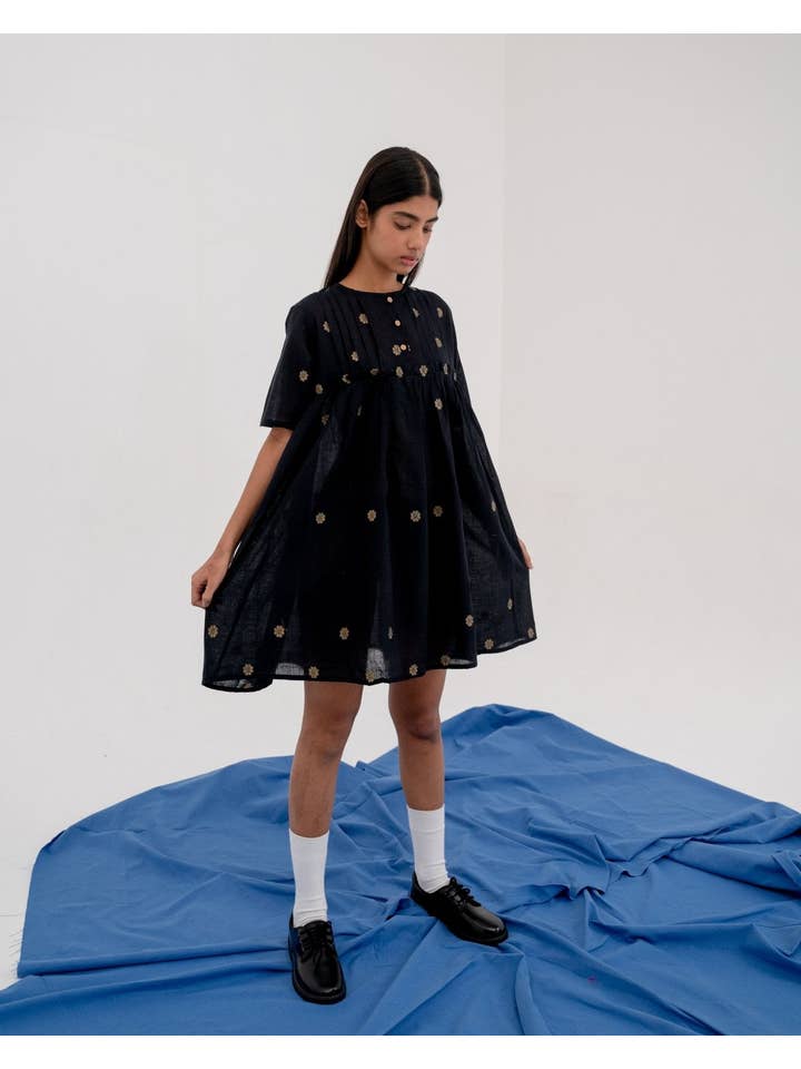 Thuli – Engroshandel Kjole - Dame – Sort håndvævet minikjole - Blomstret feriekjole - Brooklyn baby3