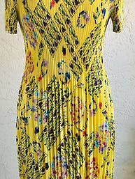 Robe plissée 42 pouces à manches courtes 201941 pour la vente par Lou Nardi