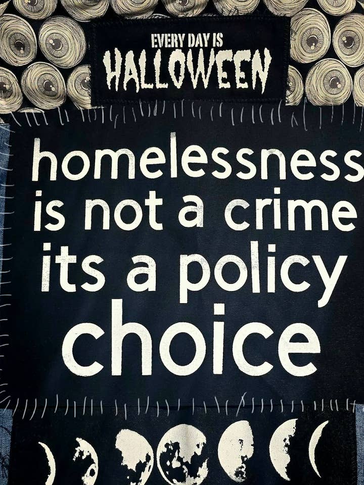 L'itinérance n'est pas un crime - Écusson à coudre pour la vente par Femmearchist