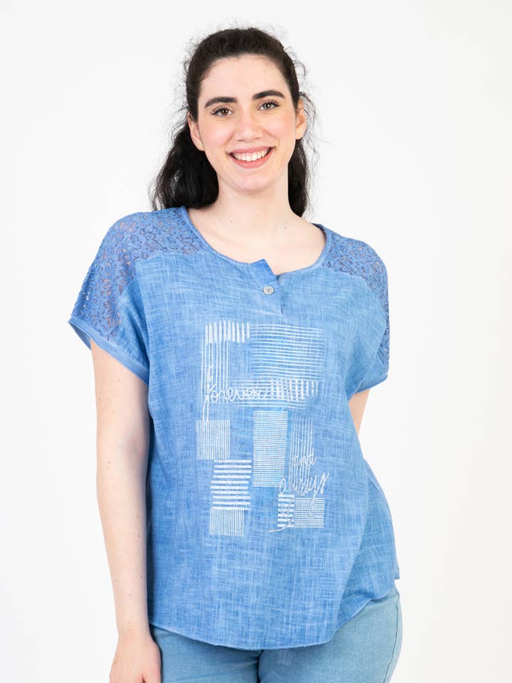 Blaues T-Shirt mit Druck und Spitze in großen Größen (C8011) für den Großhandel von Pomme Rouge Paris