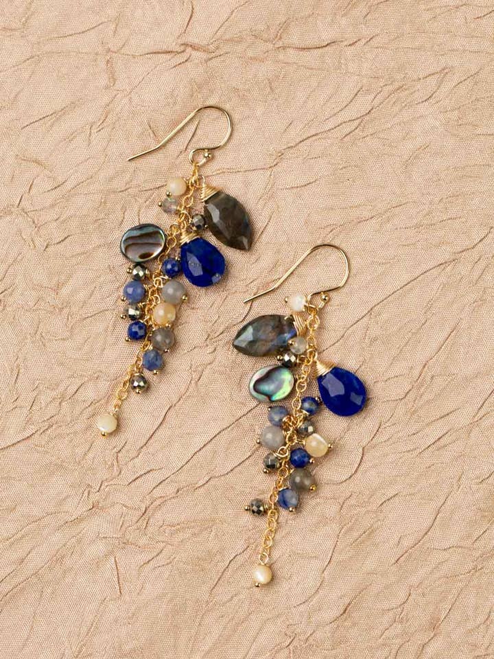 Boucles d'oreilles Blue Moon en labradorite, lapis-lazuli, coquille d'ormeau, nacre et pyrite pour la vente par Anne Vaughan Designs Jewelry