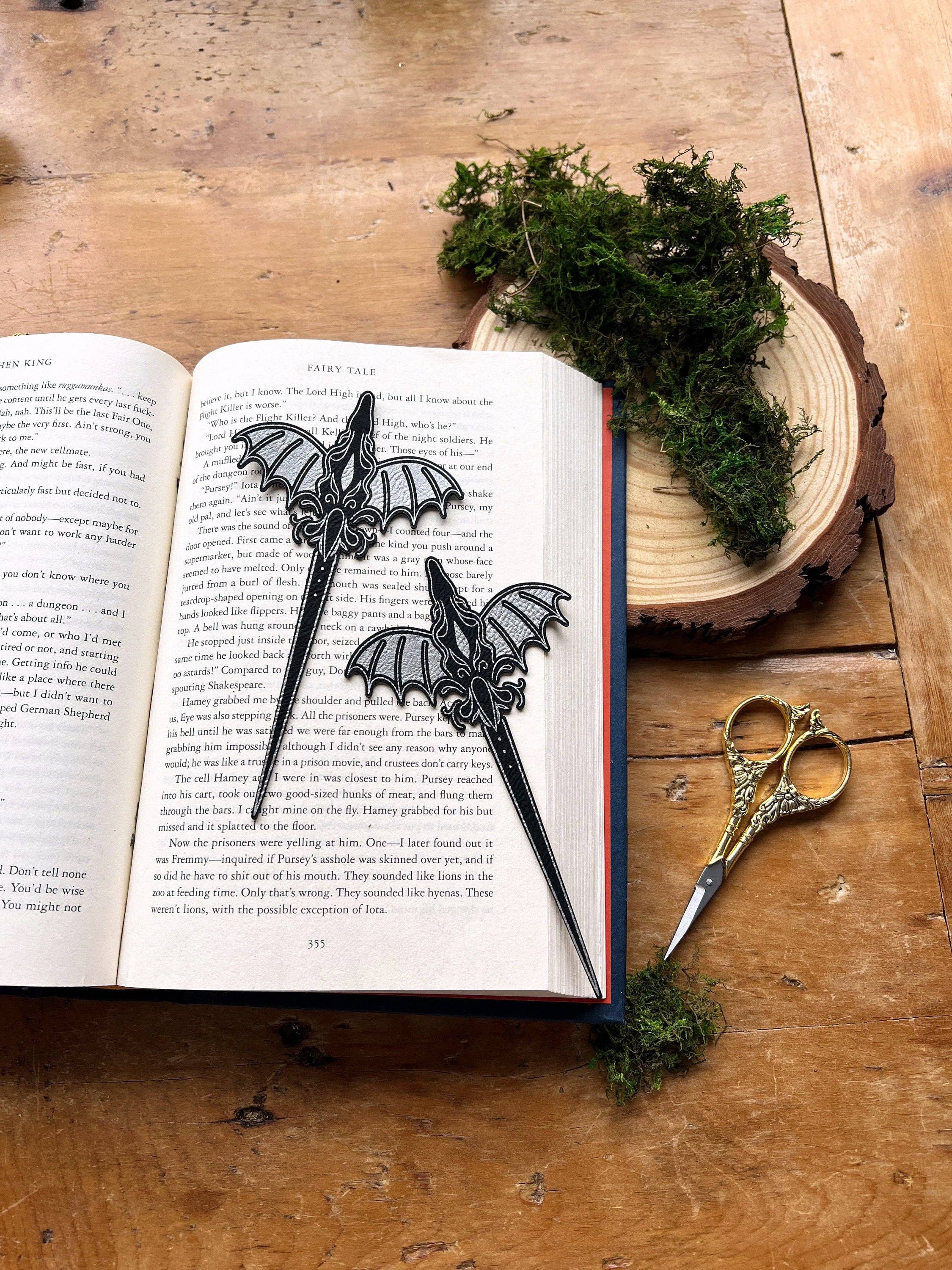 The Bookish Atelier – Großhandel Lesezeichen – Ethereal Dragon Lesezeichen aus Kunstleder3