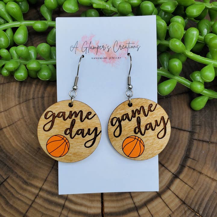 Game Day Basket Cirkel Trä Örhängen för wholesale av A Glamper's Creations LLC