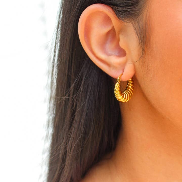 Aros Croissant Dorados para venta al por mayor de White Daisy Jewelry LLC