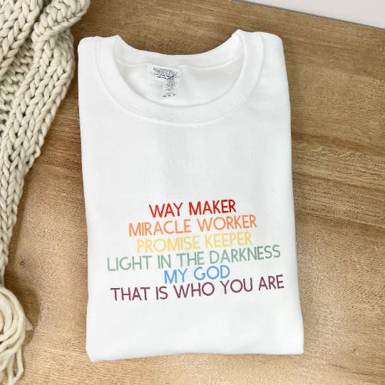 Sweatshirt Way Maker Miracle Worker Screenprint por atacado de Scarlet Sunday Design Co
