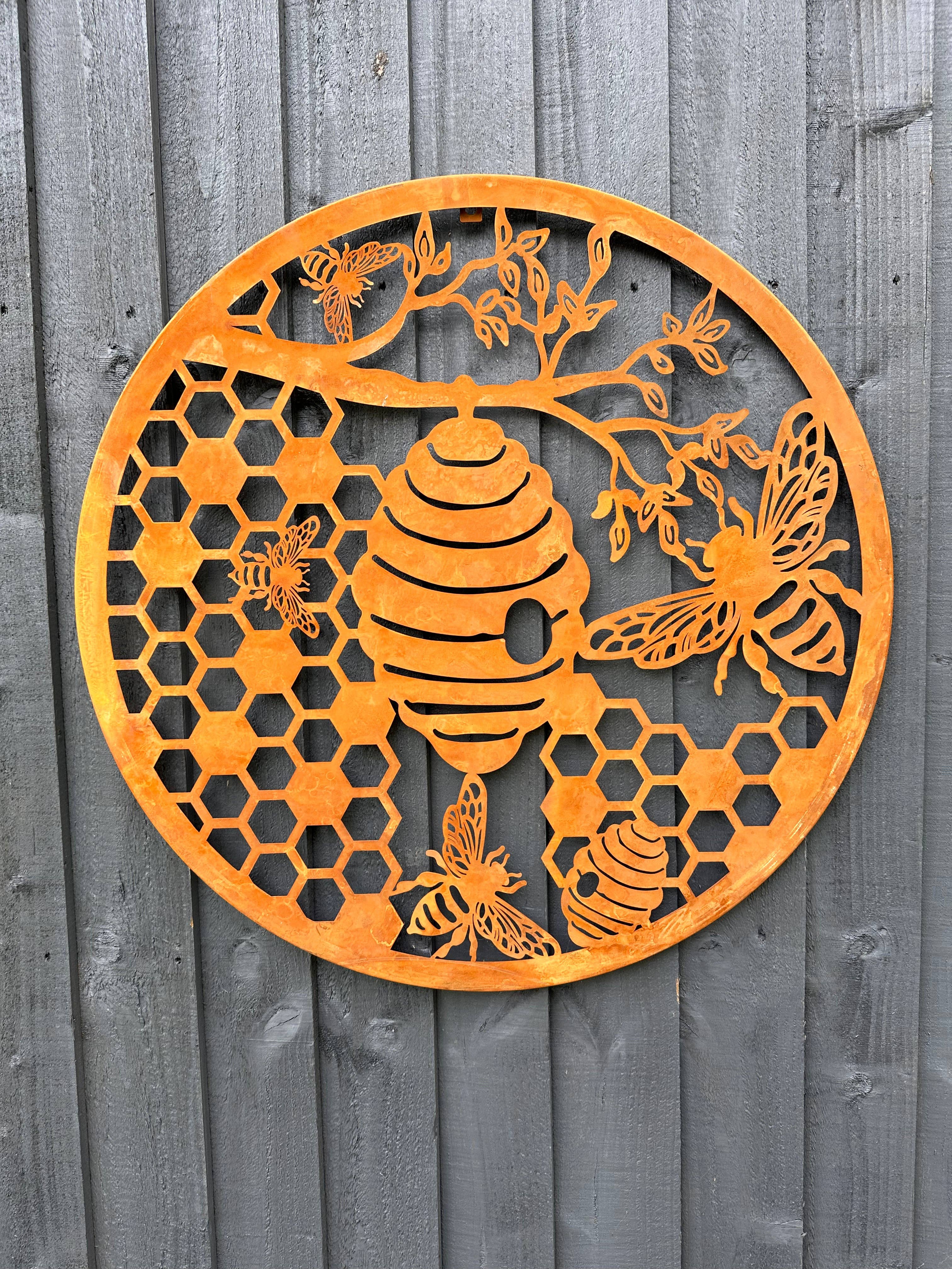 Marissa's Gifts – Arte de parede dimensional/3D por atacado – Placa de parede enferrujada de 60cm artesanal de abelhas e favo de mel Placa de parede de árvore, pátina enferrujada, arte de parede de jardim6