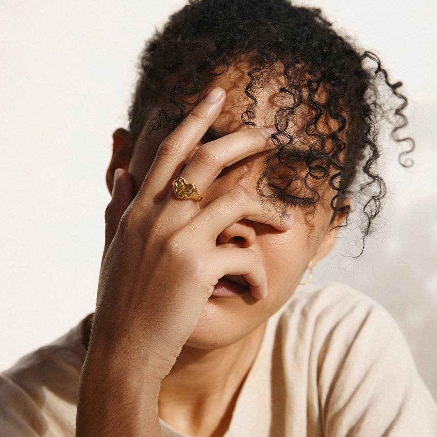 Agapée Jewelry - Venta al por mayor Anillo de sello - Anillo Livia con diseño de corazón en relieve, regalo de joyería dorada y resistente al agua4