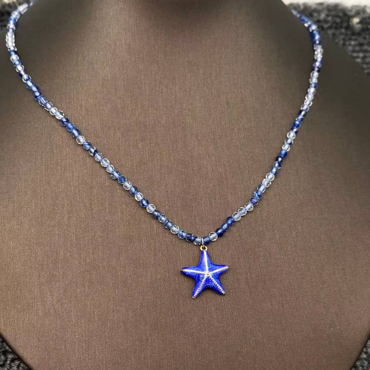 Emaljblå sjöstjärneberlock tvåfärgat kristallpärlhalsband för wholesale av Mio Queena