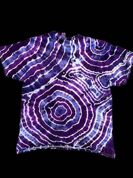 T-shirt tie-dye géode violette, t-shirt tie-dye hippie pour la vente par Lanastiedyes