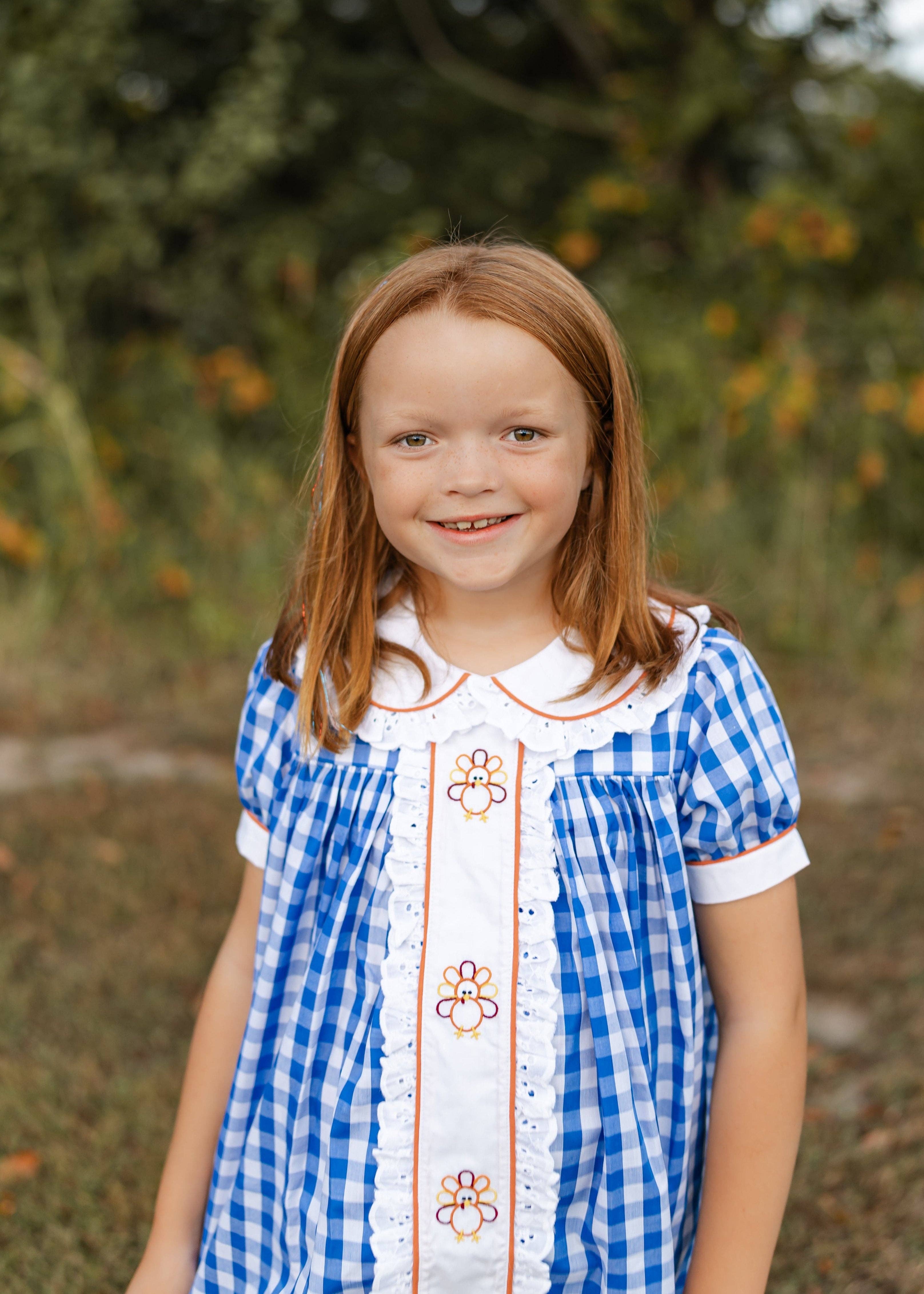 Posh Pickle – Großhandel Kleid – Kinder – Thankful Gingham-A-Linien-Kleid mit Truthahnstickerei, marineblau1