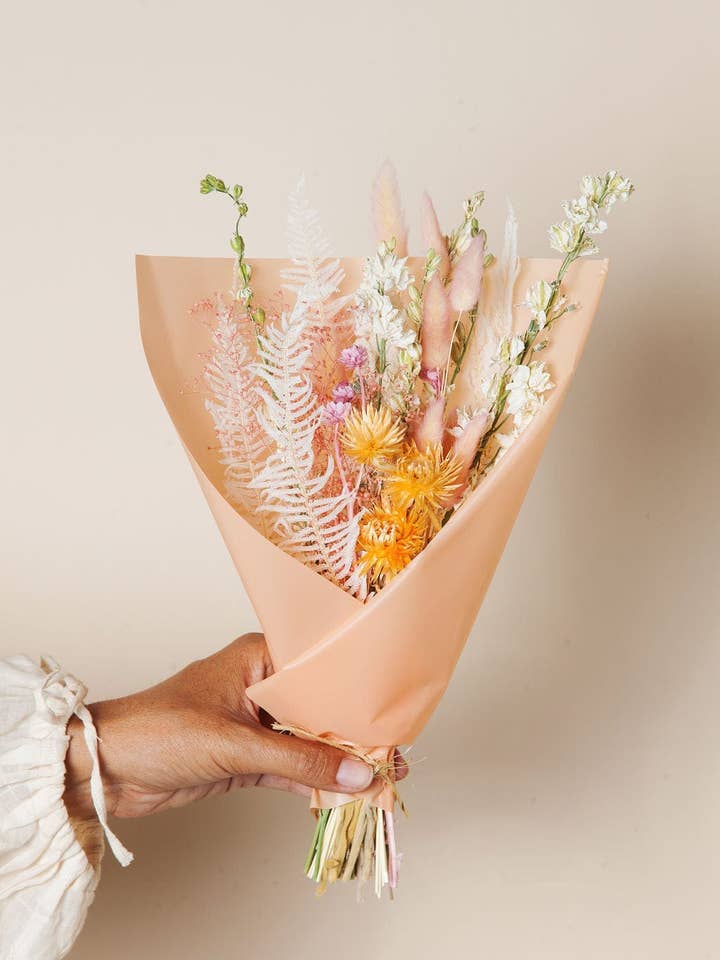 Mini bouquet de fleurs séchées au coucher du soleil pour la vente par Idlewild Floral Co.