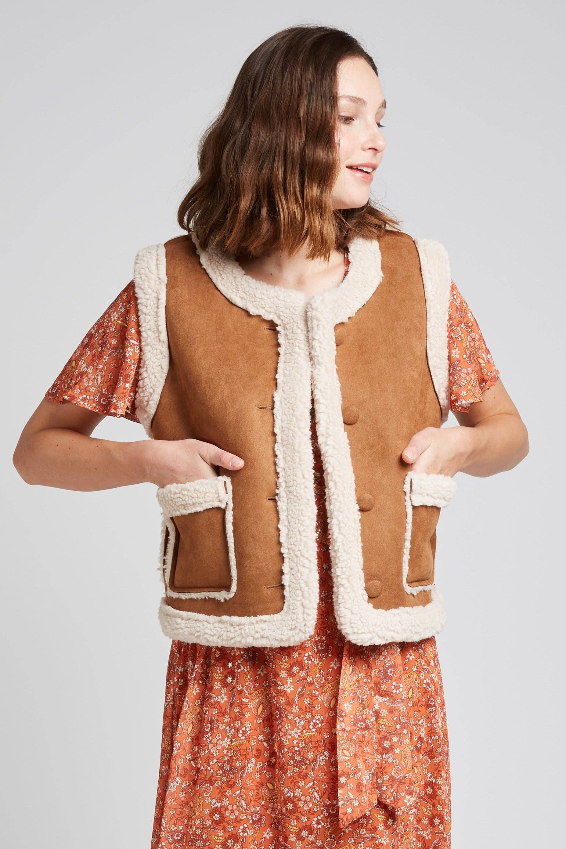 KAMEL VALMOND - Chic ärmlös jacka i suedine och moumoutte för wholesale på Faire4