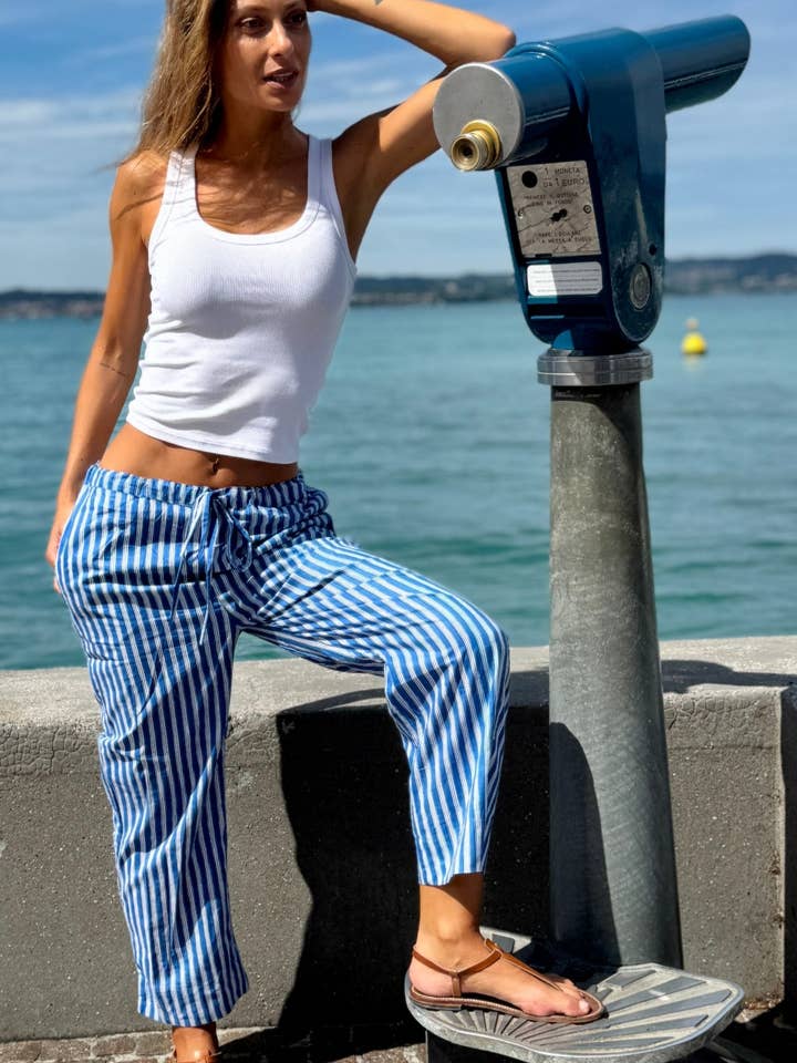 Pinocchietto bukser i indisk bomuld med blå og hvide striber block print, Behagelige og elegante for engroshandel hos MALINI FASHION DESIGN PRIVATE LIMITED