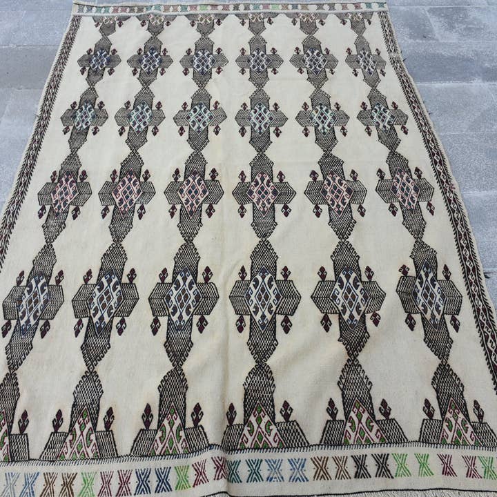 Alfombra, Geométrica Tradicional Beige y Negra de 4.7x7 Pies para venta al por mayor de Vintage Rugs Loom