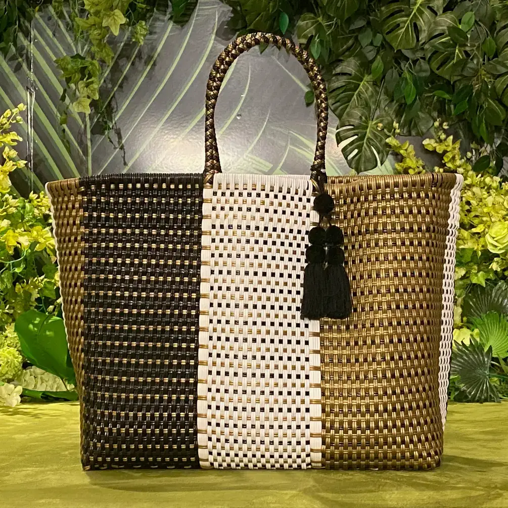 The Faria - Vente Sac de plage - Sacs de plage en plastique recyclé tissés à la main noirs, blancs et dorés  5