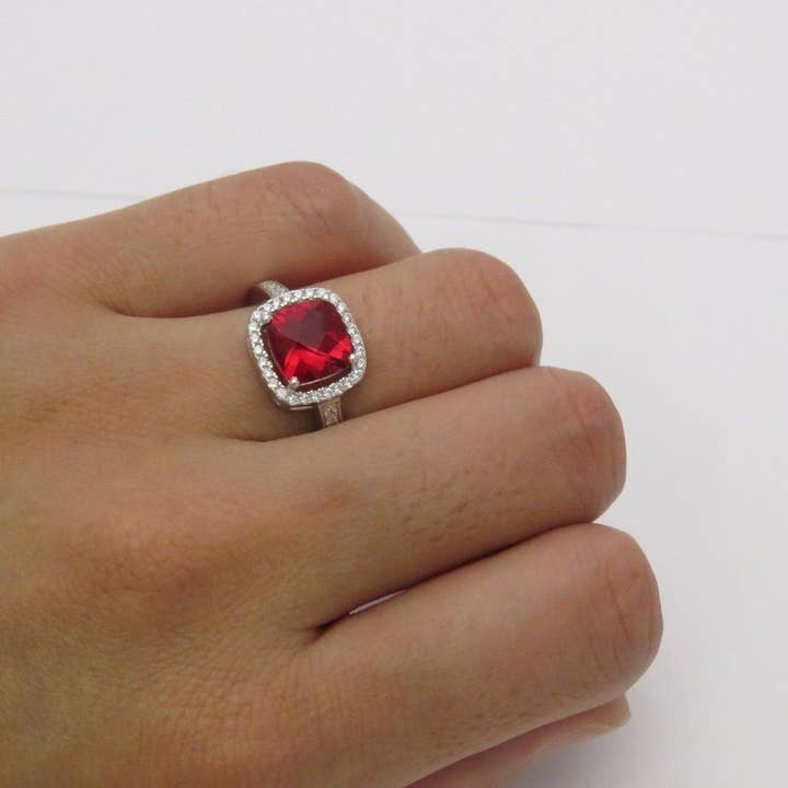 Anello in argento sterling con elenite rossa da 2,56 ct taglio cuscino. per la vendita all'ingrosso da parte di Twan Kee Jewelry