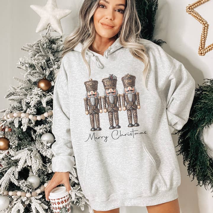 Trendznmore - Modern Graphic Apparel – Hoodie – Mulher por atacado – Hoodie Leopard Nutcracker Feliz Natal0