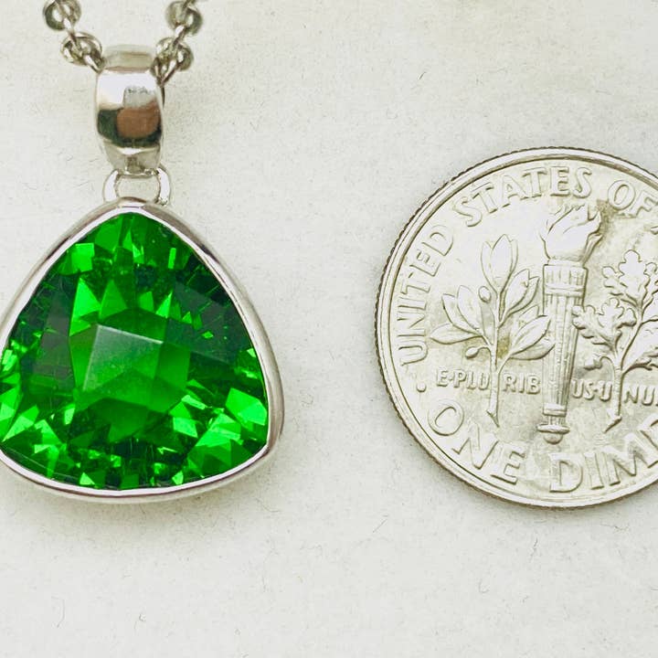 Twan Kee Jewelry - Vente Breloques/médailles personnalisées - Pendentif en argent sterling avec bélière en hélénite trillion de Mt St Helens1