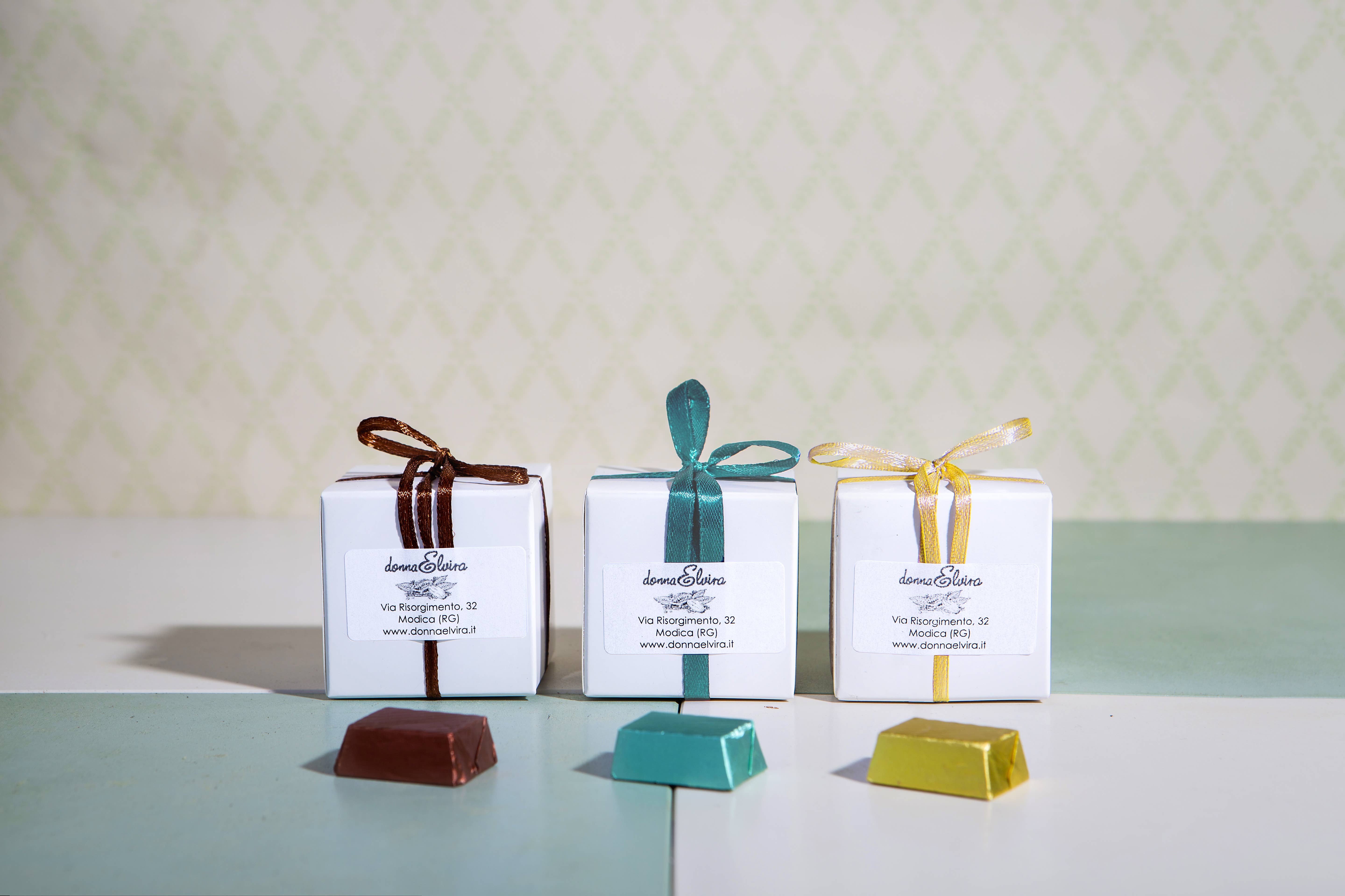 DONNA ELVIRA dolceria di Roccasalva Elvira - Wholesale Chocolate Box - CUSTOMIZABLE BOX OF 16 ASSORTED CHOCOLATES