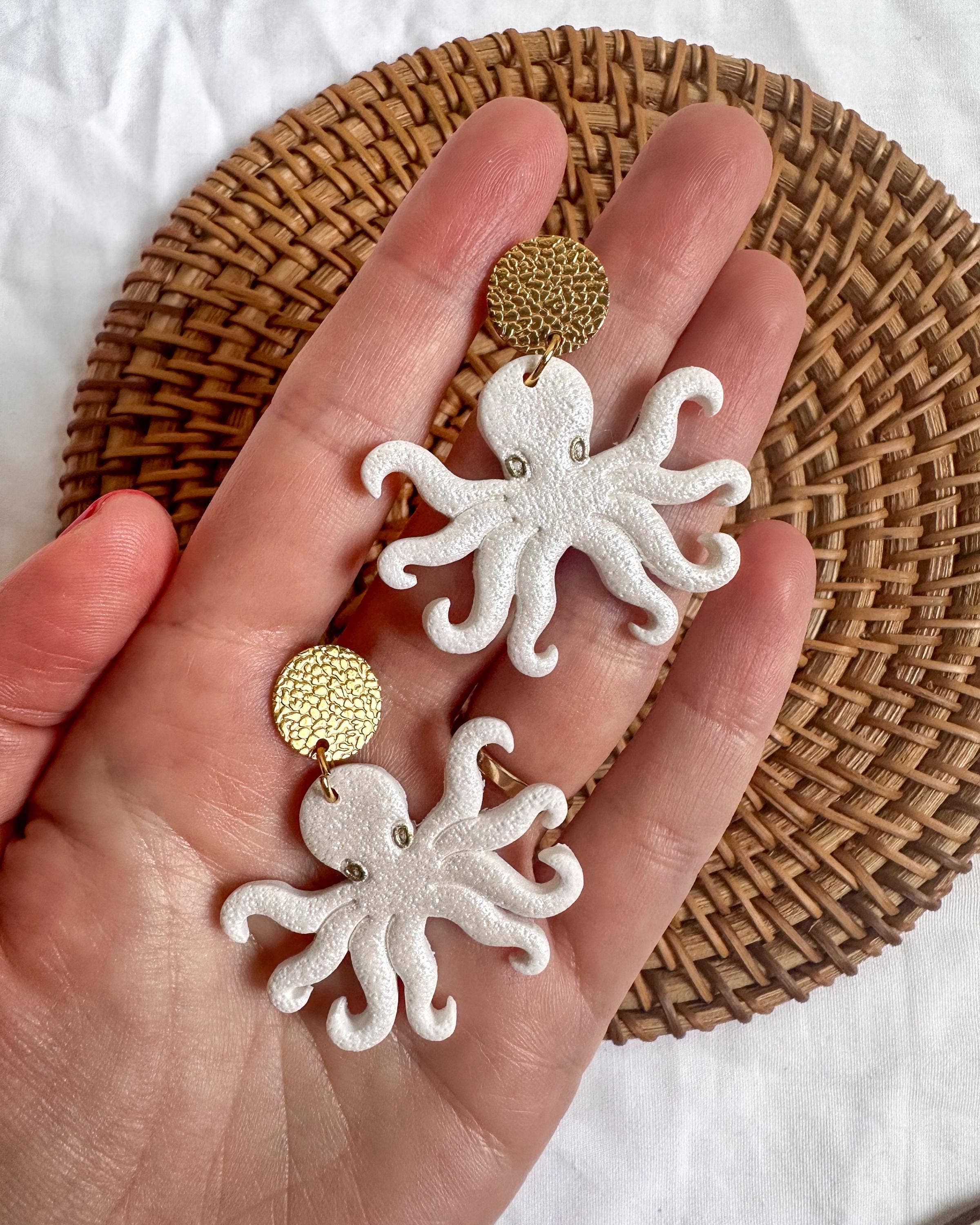 Blush and Bash Studio - Vente Boucles d'oreilles pendantes - Boucles d'oreilles légères en argile à déclaration estivale de plage de pieuvre1