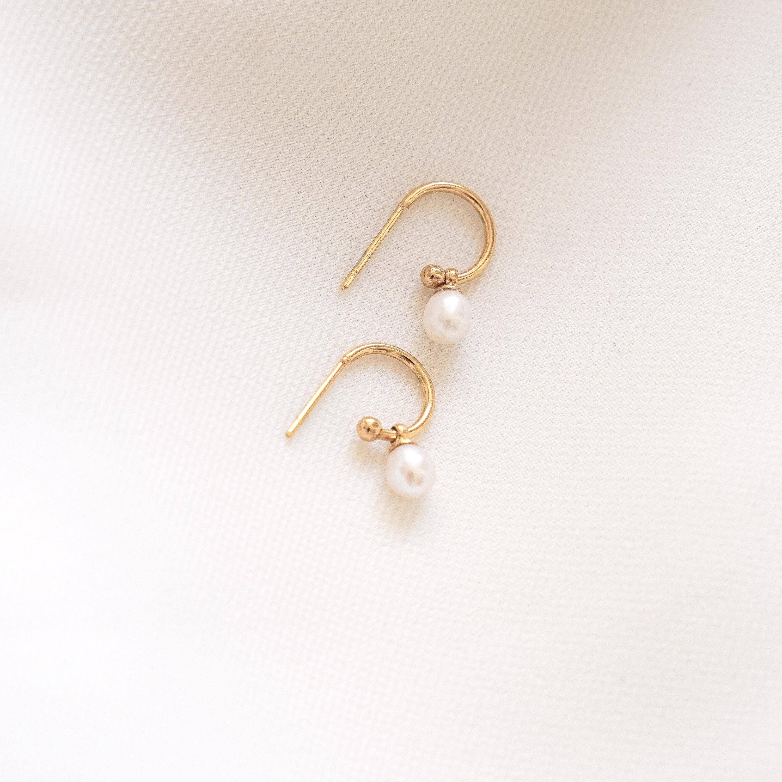 Victoire Collection - Vente Boucles d'oreilles pendantes - Boucles d'oreilles acier inoxydable mini créoles perle1