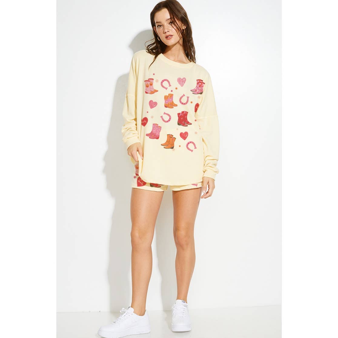 Phil Love – Conjunto de top e calça (roupa NÃO Casual) - Mulher por atacado – Conjunto de calções curtos de lounge com estampa de coração e botas de cowgirl19