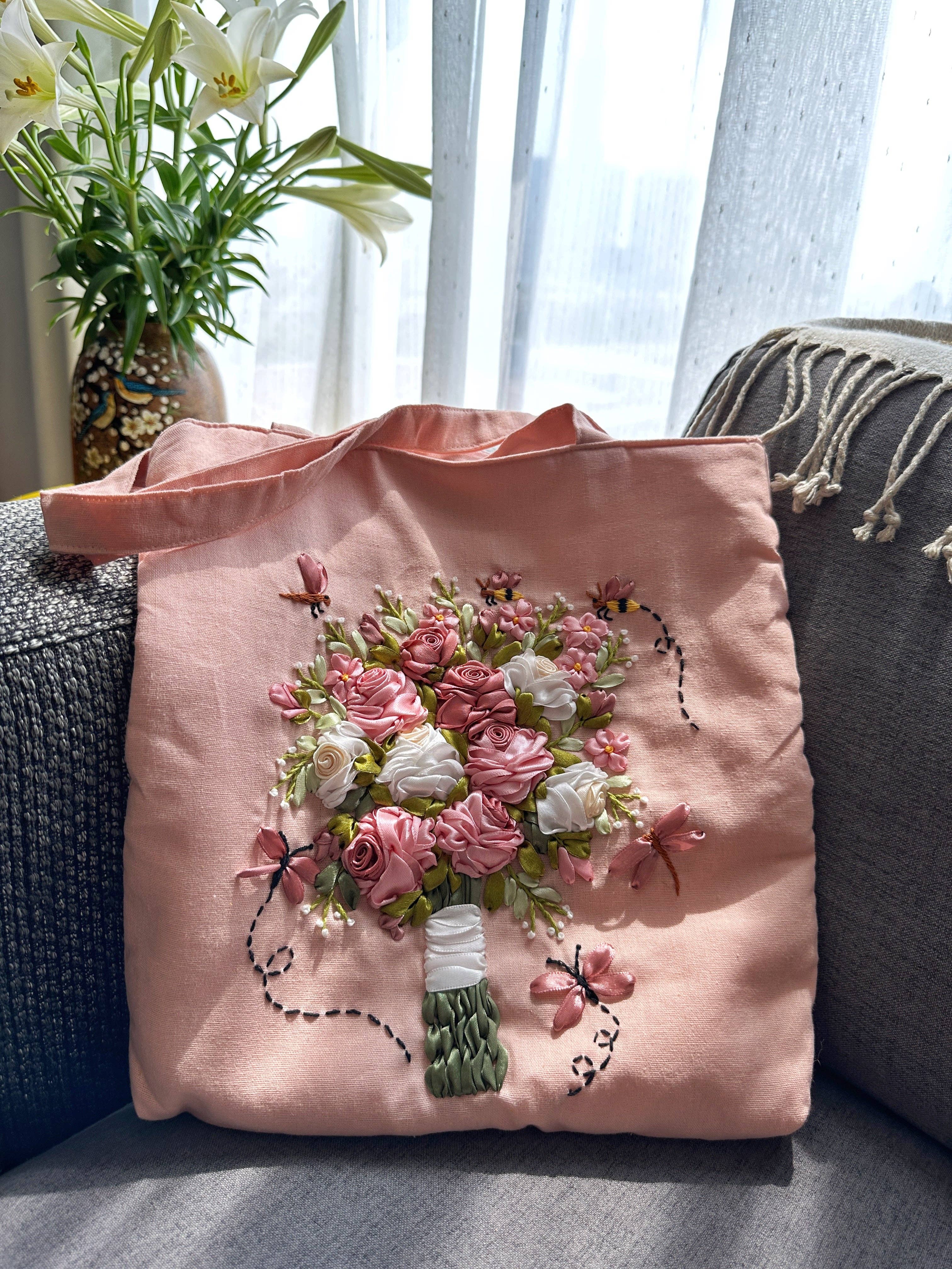 Quince Fables - Wholesale Draagtas - Dames - Roze linnen tas met bloemenboeket lintborduurwerk✅1