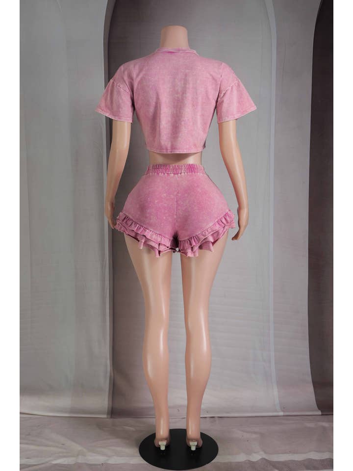 Ultra Rosa CONJUNTO DE TOP CON PARCHES Y PANTALONES CORTOS CON VOLANTES DE DENIM LAVADO MINERAL de venta al por mayor en Faire3