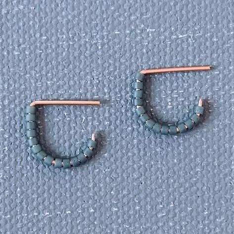 Tiny Huggie en bleu ardoise pour la vente par Alice Rise