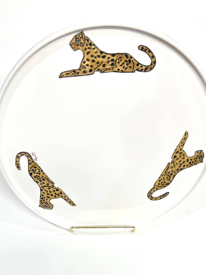 plat rond en porcelaine blanche avec trois jaguars pour la vente par Mona H Paintings