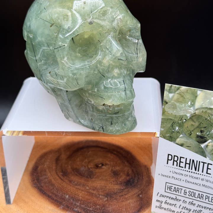 Zeldzame 3,9" Prehniet schedel met informatiekaart G912 voor wholesale door The 7 Directions