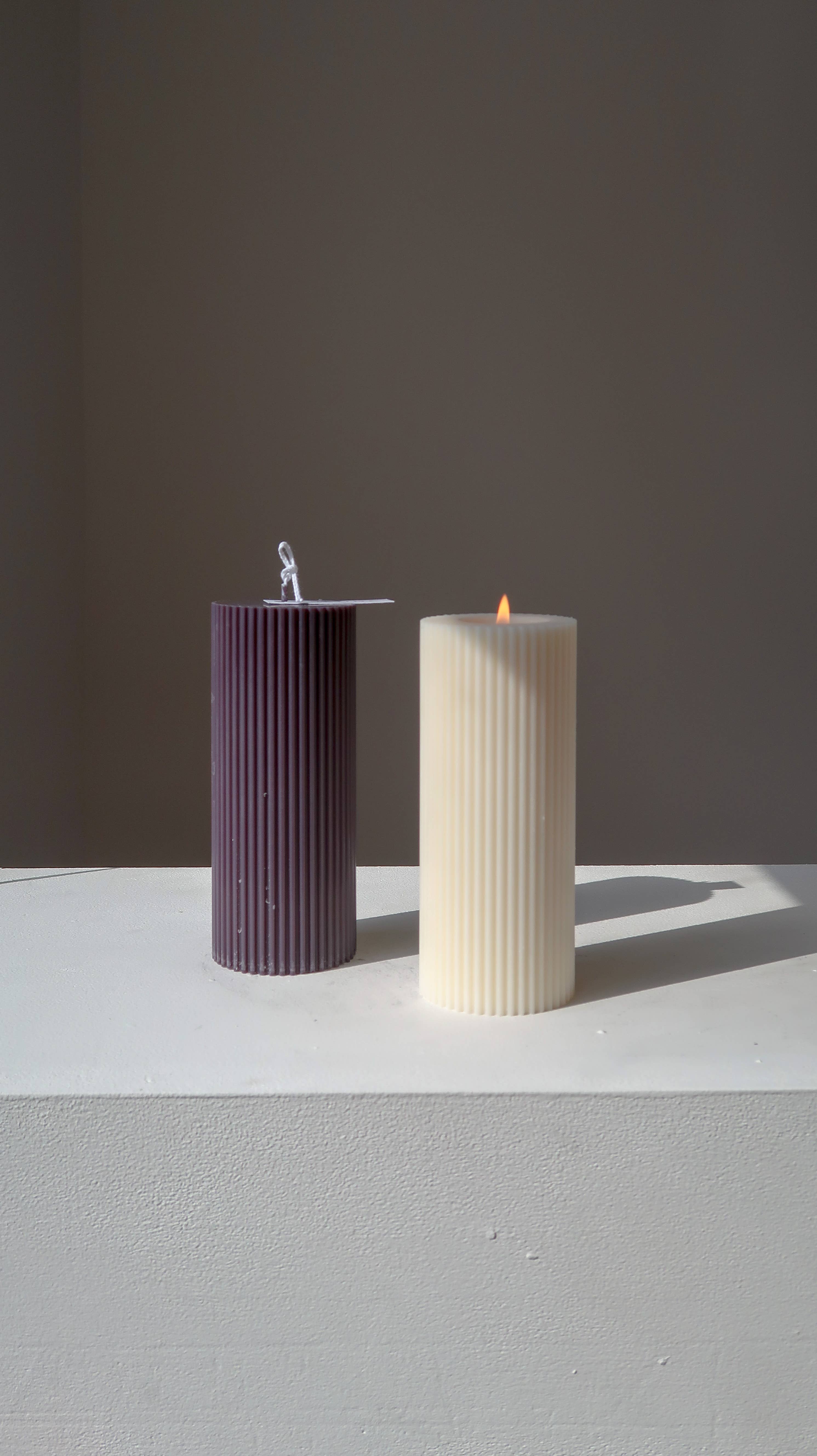 Jeune Home - Vente Bougies piliers - Bougie cylindrique côtelée au parfum de soja de taille moyenne (14 x 5,5 cm) | mariage0