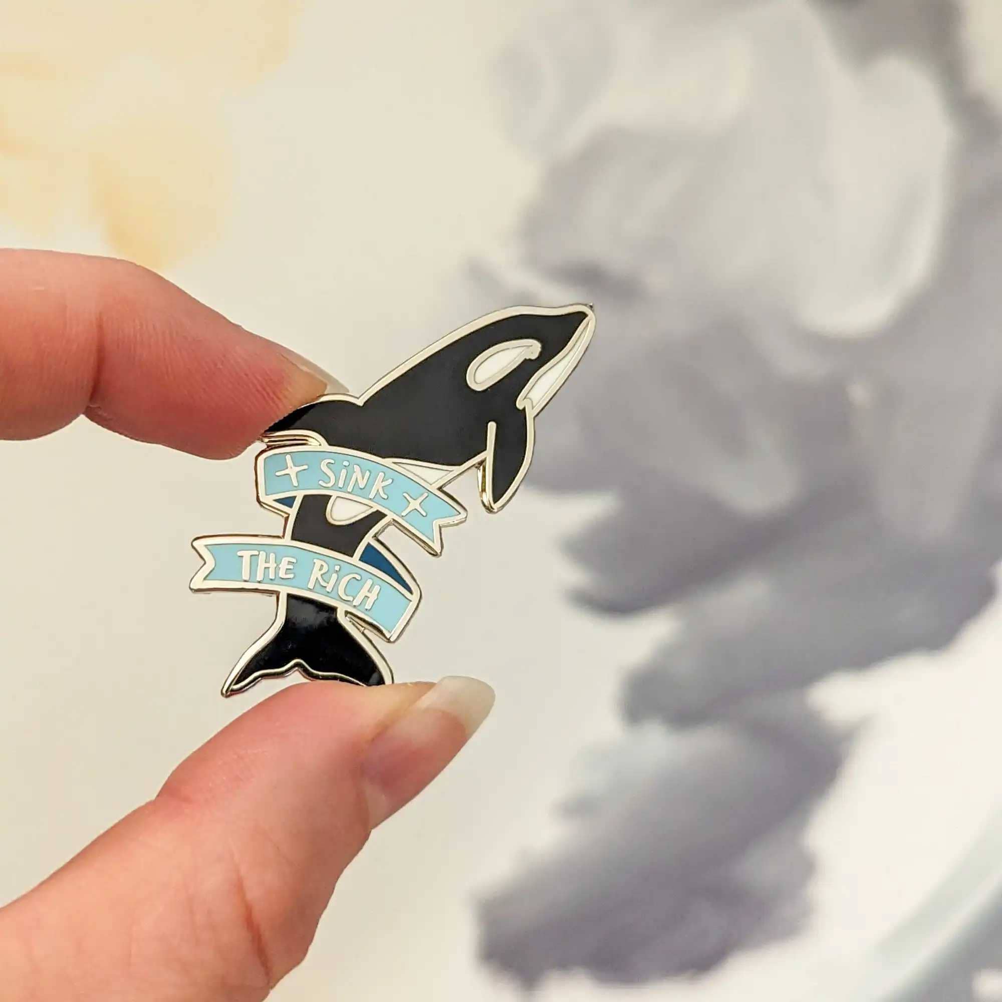 Cunning Linguist Co. - Vente Épinglettes/boutons - Épingle en émail dur "Sink the Rich"1