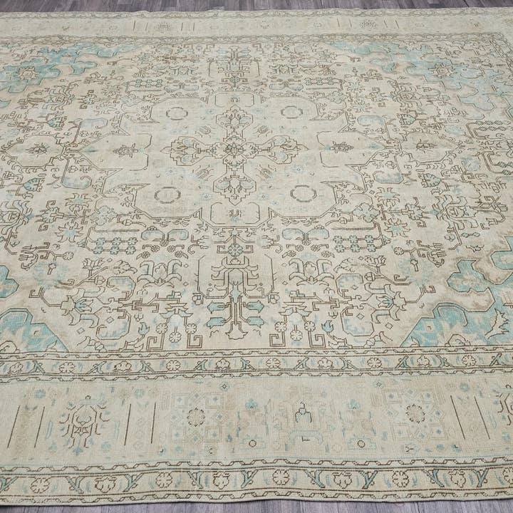 Tapis turc vintage surdimensionné neutre fait main pour salon et chambre pour la vente par MesopotamiaRugs