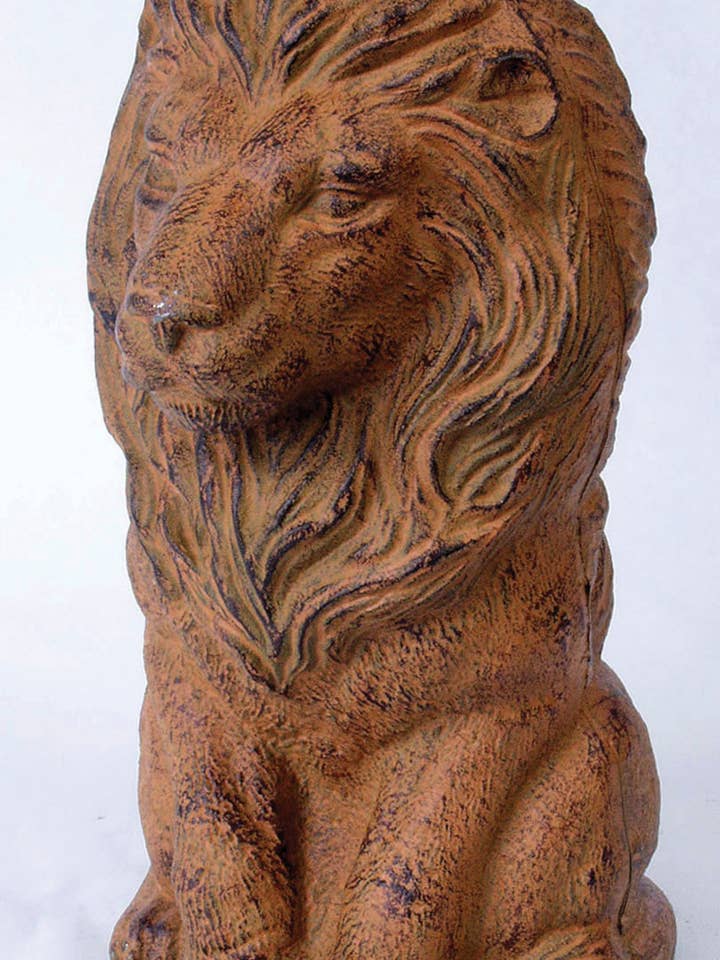 Figurine de lion assis en fonte, finition rouille pour la vente par AA Importing